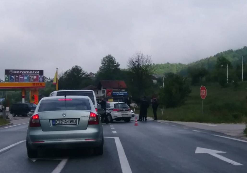 Bježali, smrskali auto, ozlijedili tri policajca i sakrili se u šumu