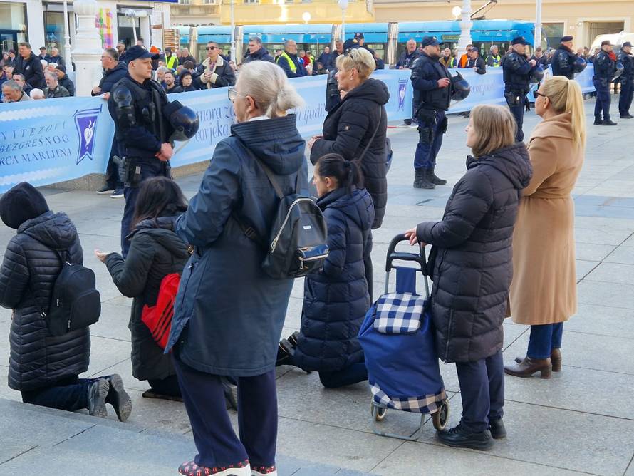 Molitelji opet na zagrebačkom Trgu. Tu je i kontraprosvjed: 'Klečite u svojoj spavaćoj sobi'
