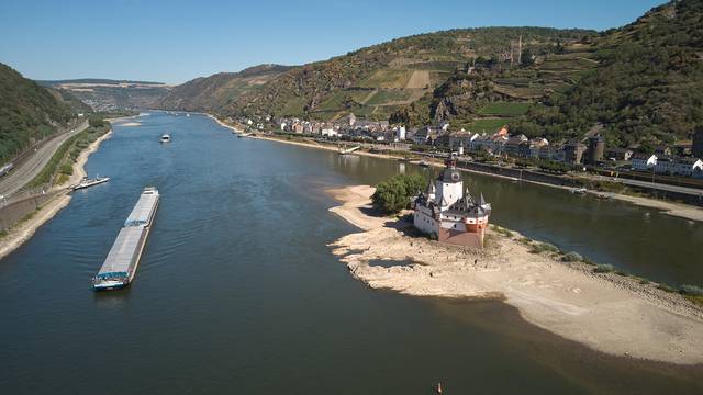 Critical Rhine flooding complicates river transport in Germany