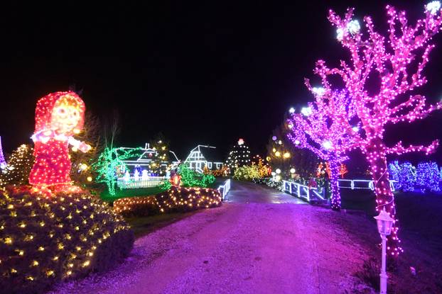 Grabovnica: Započela božićna čarolija svjetla obitelji Salaj