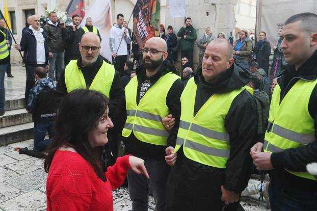 Split: Ana Fridrih Lekić među moliteljima na Peristilu izvela svoj performans