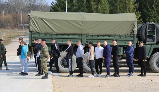 Ministar Anušić i general Kundid na prvom danu TVO-a na Slunju