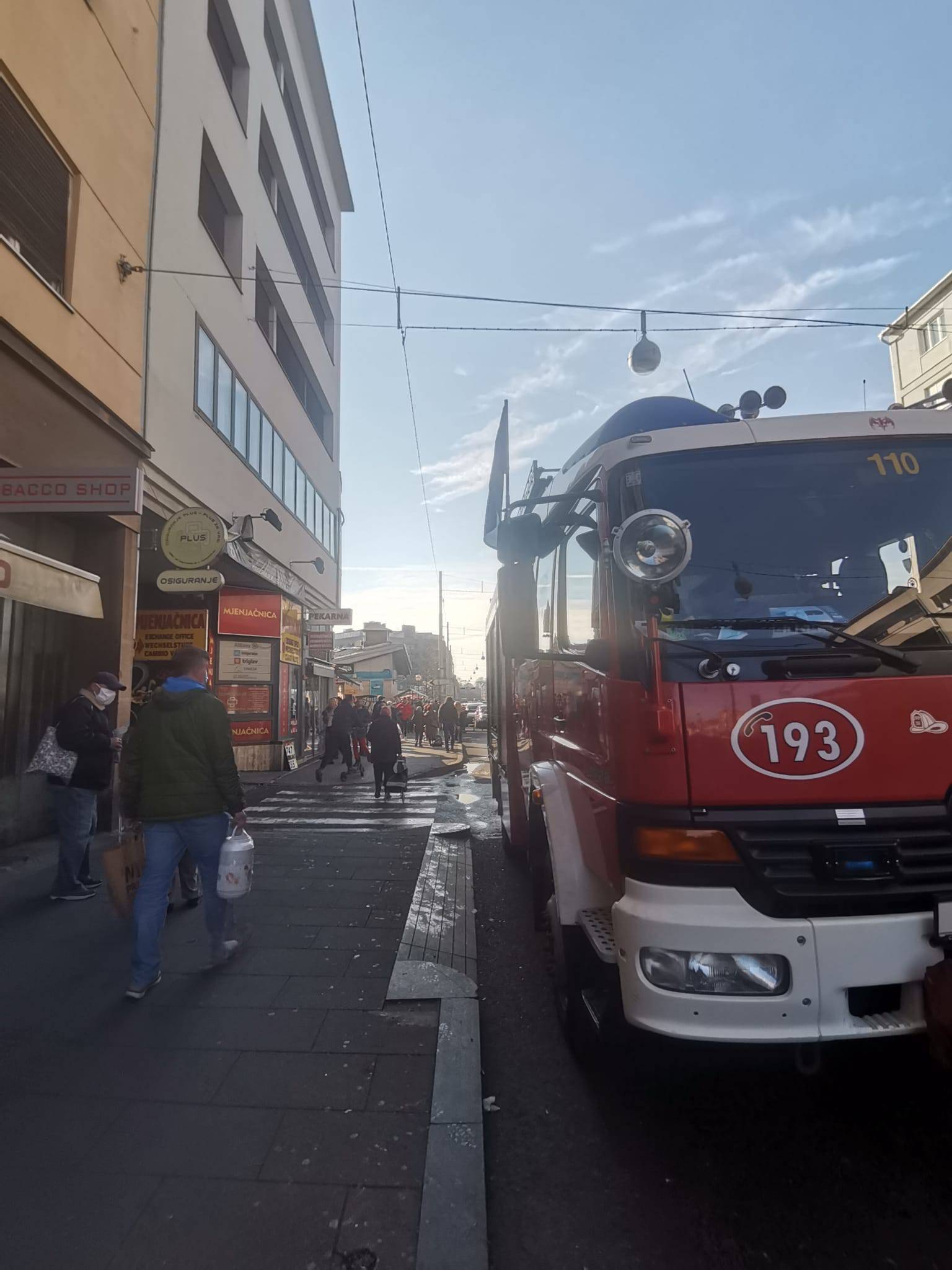 VIDEO Gorjela arhiva u zgradi Holdinga, ljudi izašli na cestu