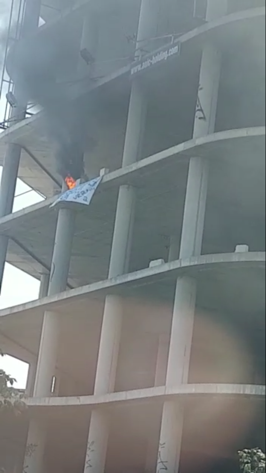 U Zagrebu su opet palili gume: 'Ne odeš li sad, gorjet će grad'