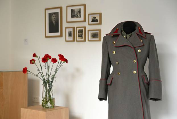 Zagreb: U Srpskom  kulturnom centru, fondacija Jovanka Broz održava izložbu haljina i torbi