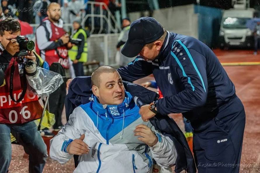 Prodajem svojih 150 dresova da bih mogao pomoći roditeljima