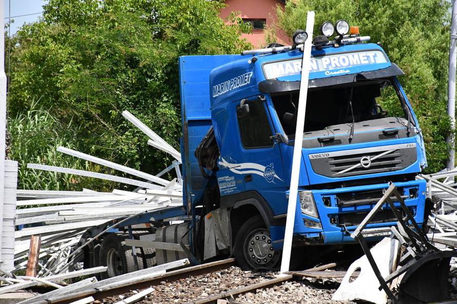 Vozač koji je poginuo u naletu vlaka kod Sl. Broda nije stao na zvučnu i svjetlosnu signalizaciju