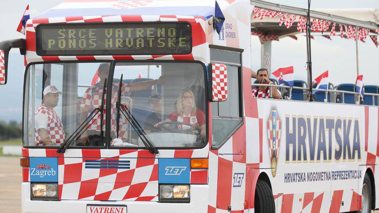 FOTO Kao i 2018.: Nikolina je ponovno sjela za volan busa i vozila brončane Vatrene do Trga