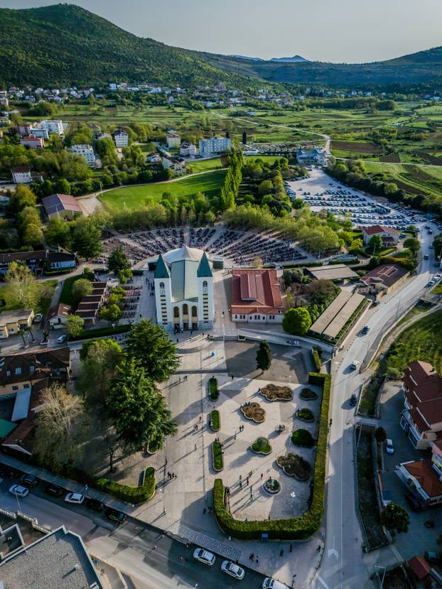 Međugorje: Poslijepodnevna misa ispred crkve sv. Jakova na Uskrs