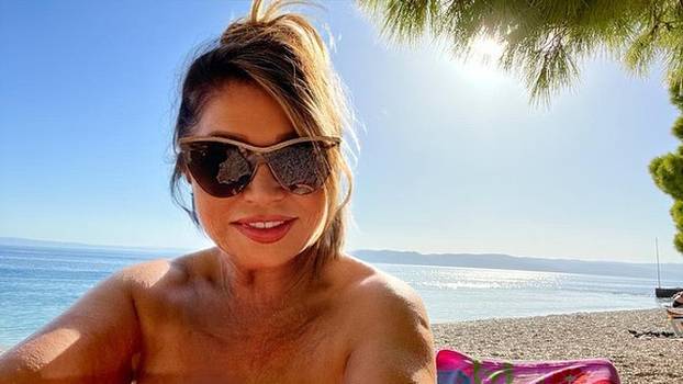FOTO Neda Ukraden (74) bacila fanove u trans fotkom u bikiniju