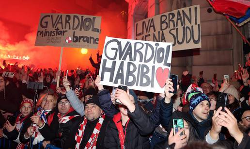 FOTO Navijačko ludilo na Trgu: Evo kako su dočekali Vatrene!