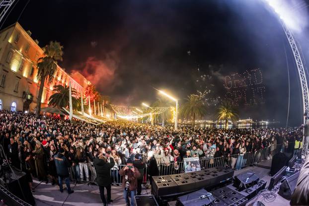 Željko Bebek i Baby Lasagna uvelu su Split u Novu 2026. godinu uz vatromet i dronove