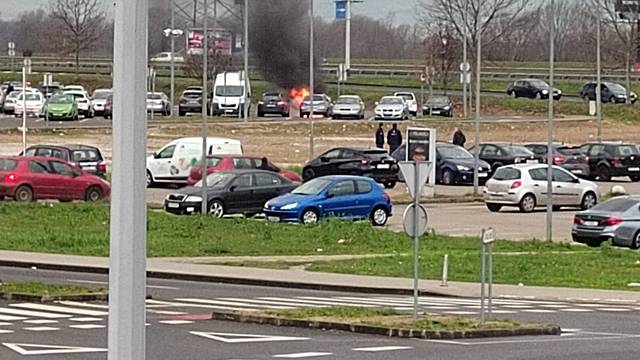VIDEO Izgorio auto ispred Arene