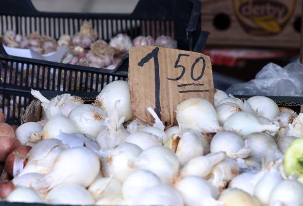 Šibenik: Ponuda vo?a i povr?a na šibenskoj tržnici