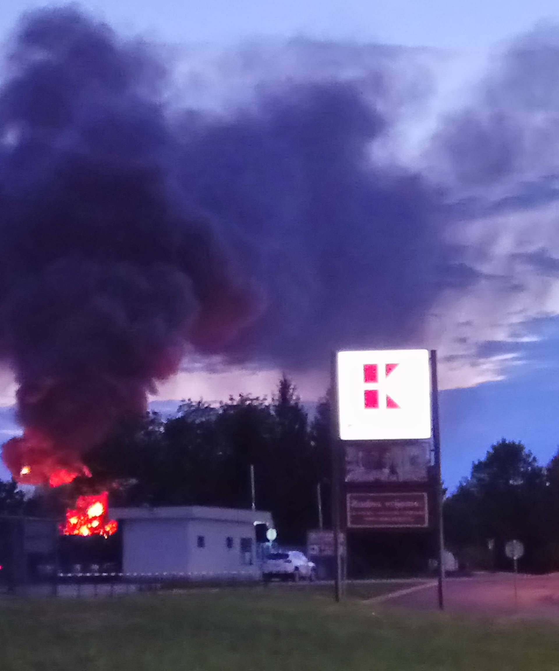 144 vatrogasca borilo se s požarom: 'Gori planina smeća'