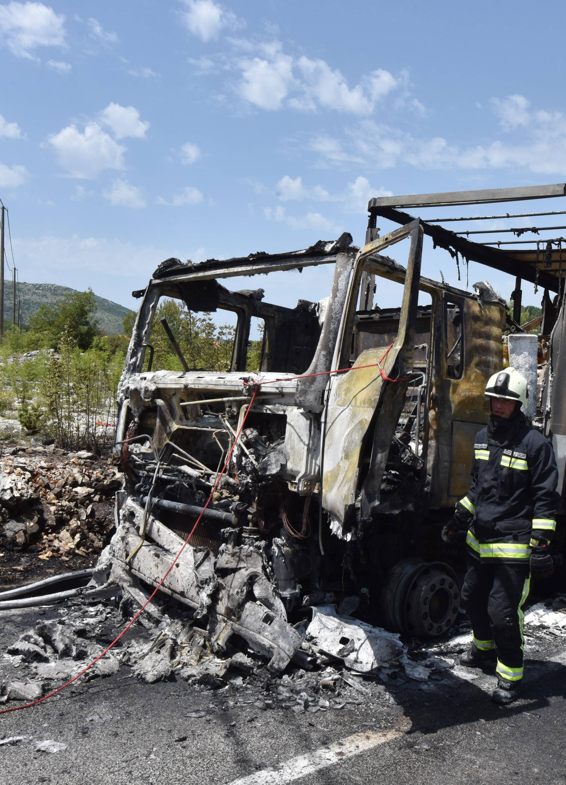 Požar kraj Šibenika: Tegljač je planuo zbog kvara na motoru