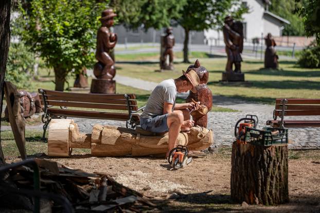 Osijek: 51 Kolonija kipara naive Ernestinovo stvaraju kiparska djela od trupca starog slavonskog hrasta