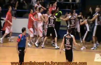 Brutalno: Masovna tučnjava srpskih košarkaša na parketu