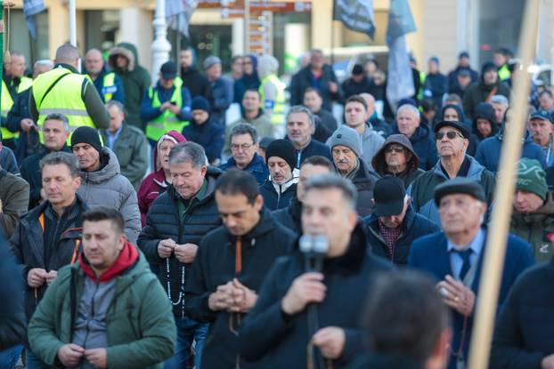 Zagreb: Molitelji krunice na Trgu bana Jelačića