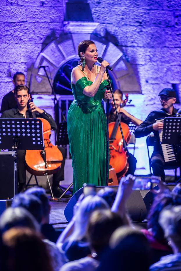 Vela Luka:  Koncert Nine Bardić i Acustic benda povodom manifestacije Trag u Beskraju