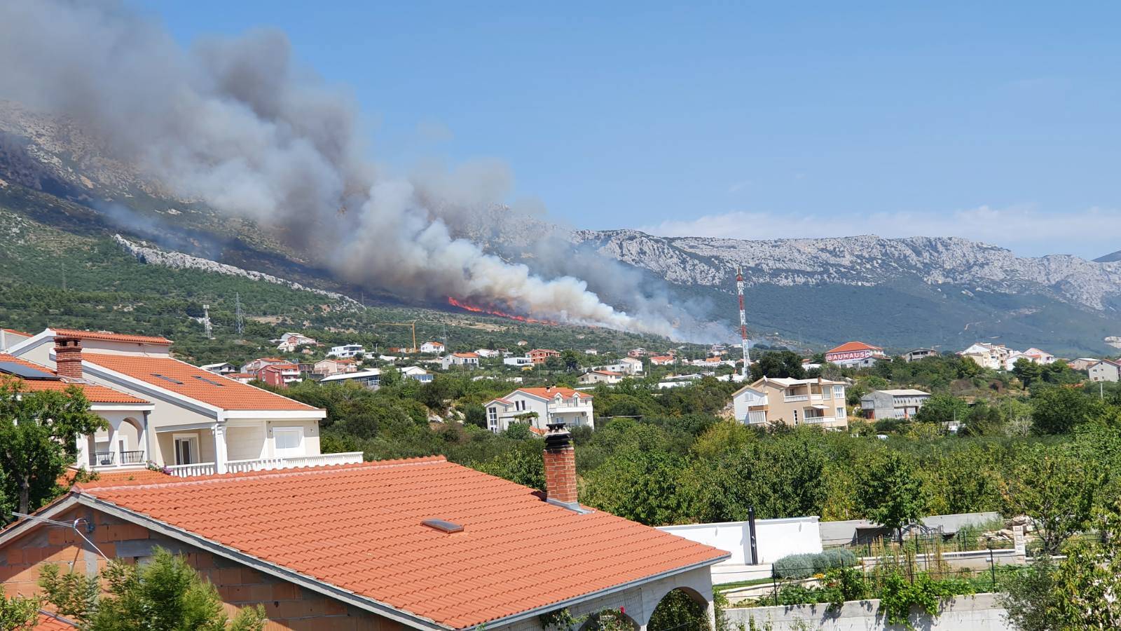 Četiri kanadera gase požar na Kozjaku: 'Gadno je, ovo ćemo gasiti sigurno dva dana...'