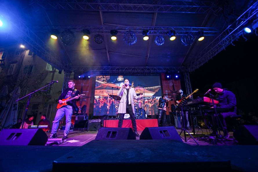 Adventski koncert Ivana Zaka se pretvorio u slavlje za zadarske nogometaše Livakovića i Erlića