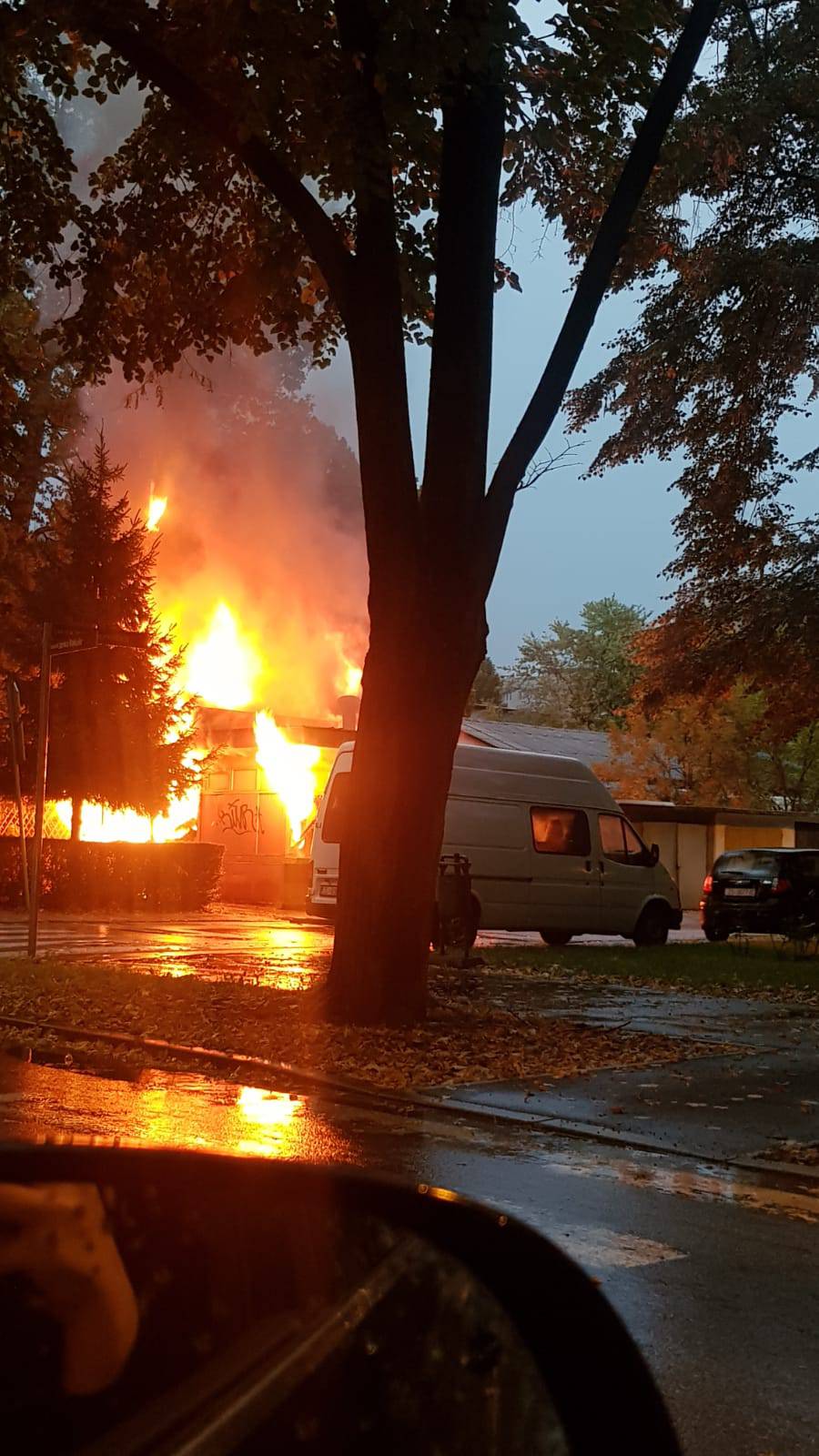 Snimka požara: Vatra 'gutala' napušteni objekt u Zagrebu