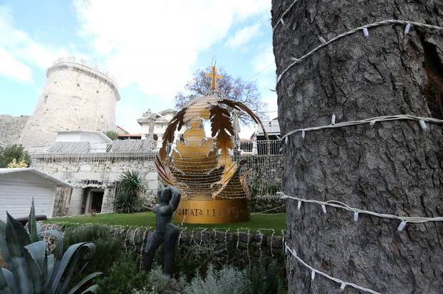 Rijeka: Postavljanje 130 tisuća lampica i blagdanskih ukrasa na Trsatsku gradinu