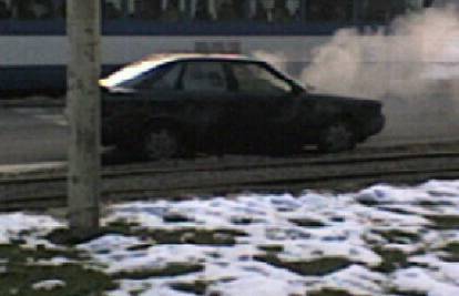 Osijek: Mladiću počeo gorjeti automobil u vožnji