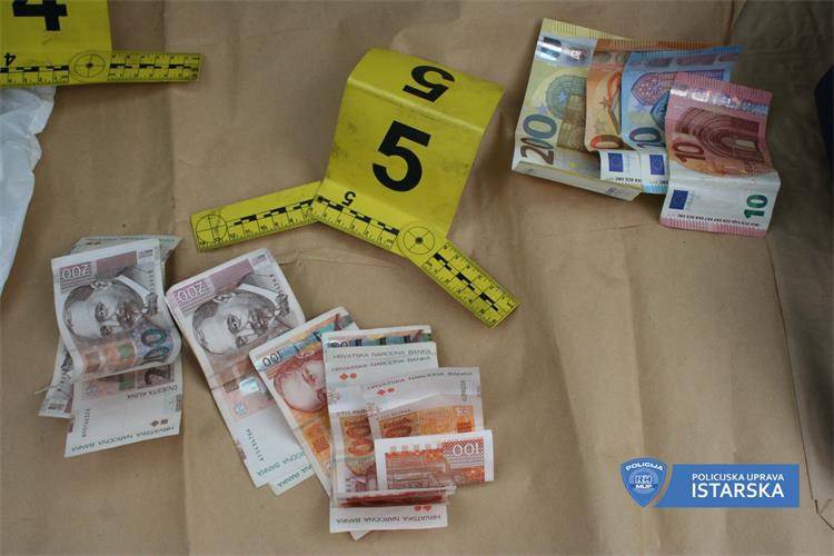 Osječki policajac zadržao 1160 kuna zaplijenjenih od 'dilera'