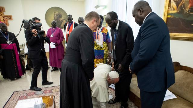 Pope Francis kneels to kiss feet of the President of South Sudan Salva Kiir at the end of a two day Spiritual retreat with South Sudan leaders at the Vatican
