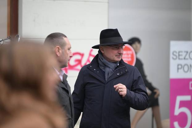 Zagreb: Poznati provode Badnjak u centru grada uz piće, šetnju i druženje