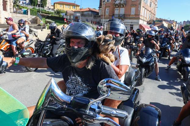 Defile motorista kroz PUlu