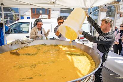 Na pulskoj tržnici  pripremljena je tradicionalna  fritaja od 1500 jaja i 10  kilograma  šparoga