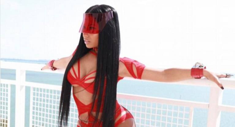 Nicki Minaj ističe bujne obline u 'opravici' dok ju bivši snima