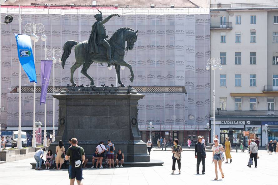 Zagreb: Zbog velikih vrućina građani potražili spas u hladu 