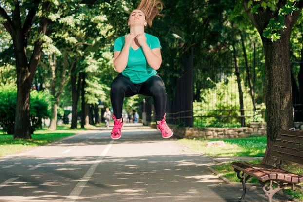 FITNESS WOMAN STRETCHING BEFORE A RUN