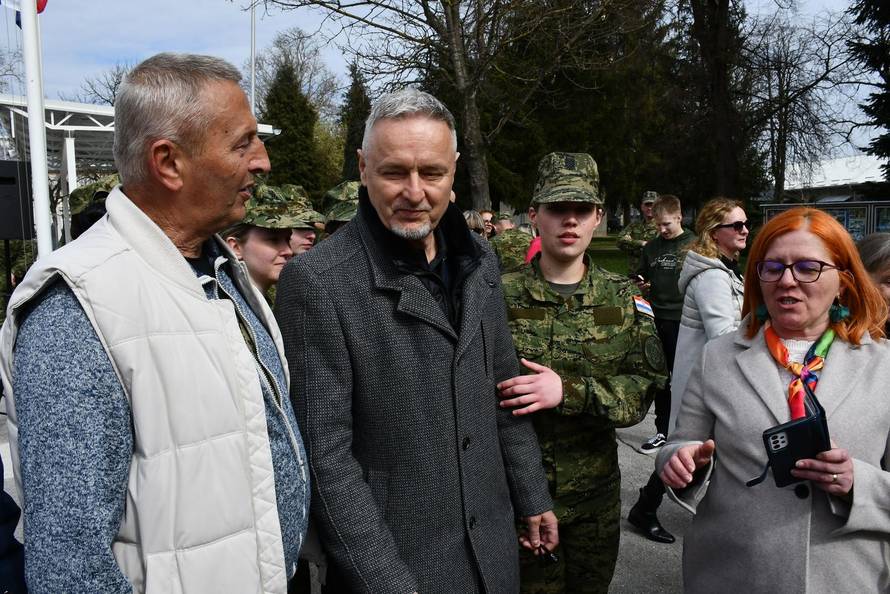 Na svečanoj prisegi ročnika u Požegi pozornost je privukla Diva Perković, kći pjevača Marka Perkovića Thompsona