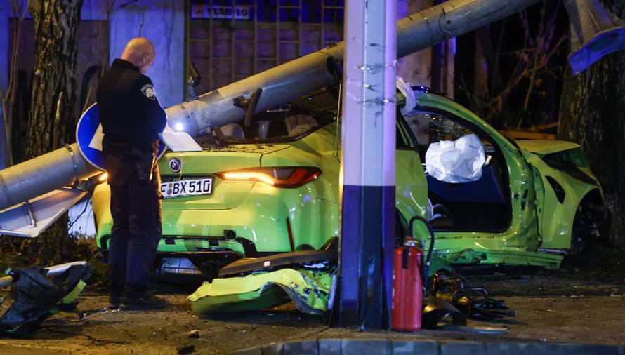 Zagreb: BMW-om u Dubravi srušio semafor
