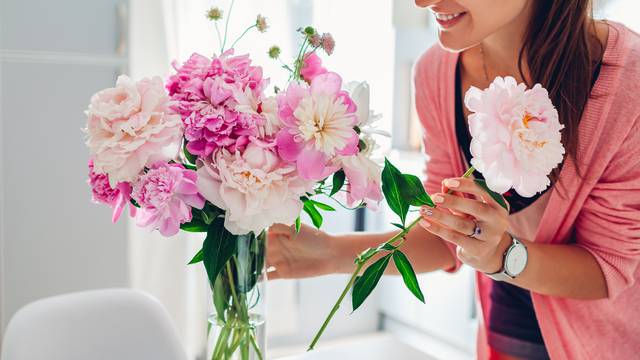 Savjeti cvjećarke slavnih kako da vam cvijeće u vazi dulje traje