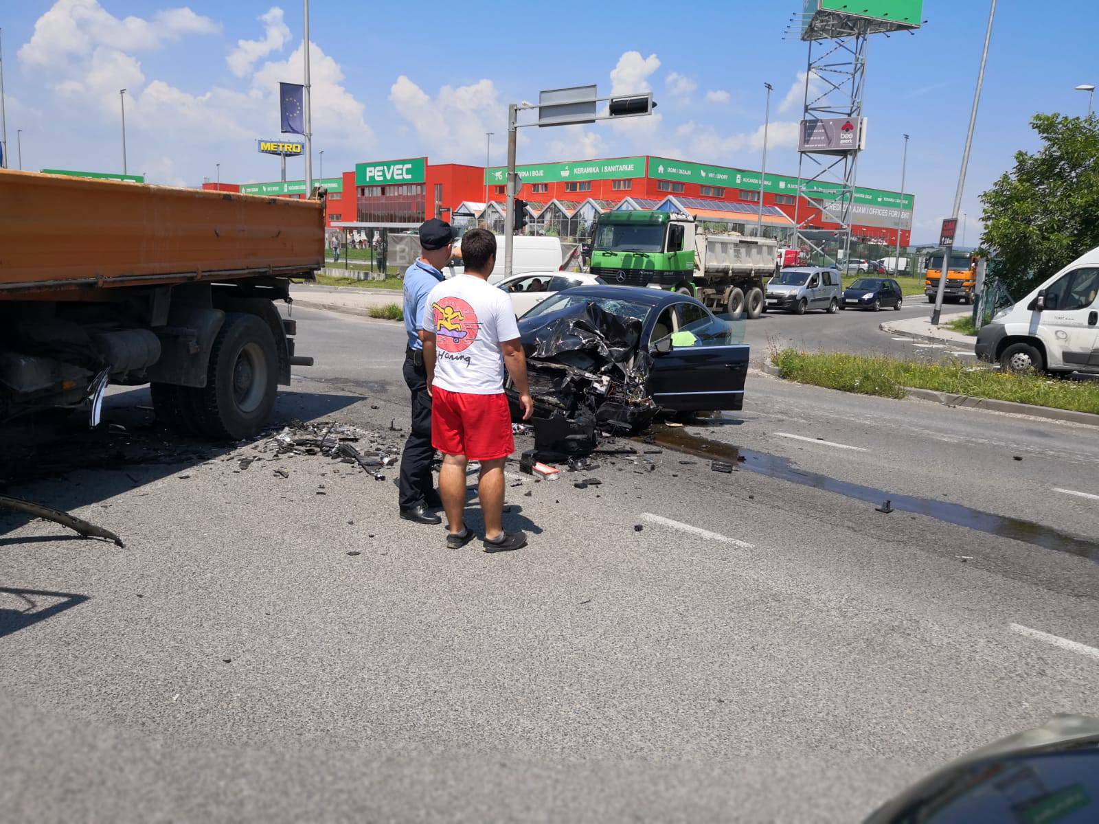 Nesreća na Slavonskoj aveniji: Auto smrskan, ima ozlijeđenih