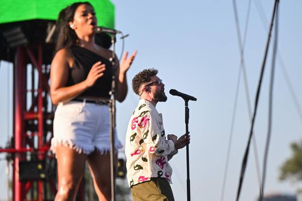 Zagreb: Dino Jelusic i Calum Scott nastupili prije koncerta Eda Sheerana