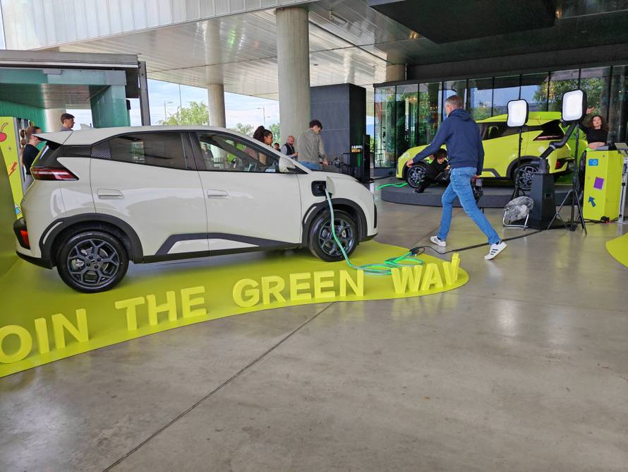 Pokazao kako mu kineski auto izgleda nakon 220.000 km u 2 godine. Premiumi na aparatima