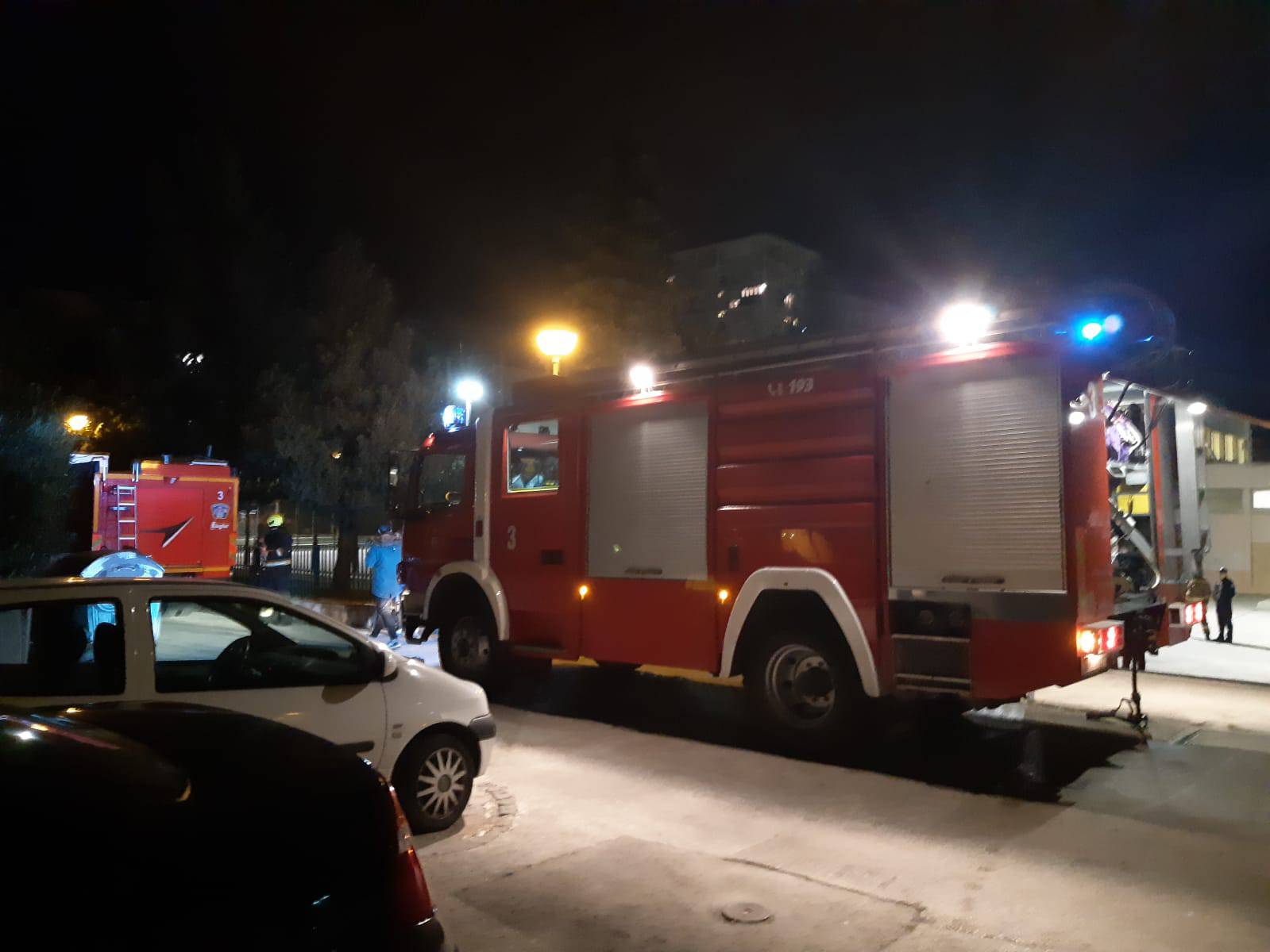 Đaci u Splitu priredili bakljadu ravnateljici pa zapalili i školu!