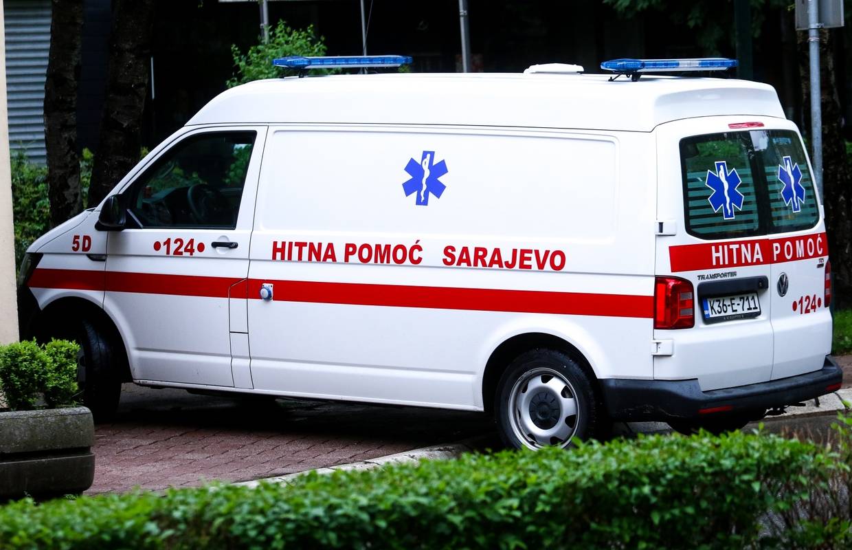 Kod Maglaja: Dvoje poginulih u prometnoj nesreći, sudarili su se automobil i dva kamiona