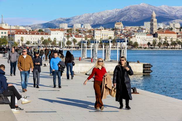 Zubato sunce u Splitu izmamilo je brojne šetače