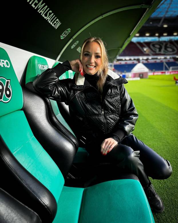 FOTO Napravila gaf uživo koji je obišao Europu. Atraktivna TV voditeljica ljubi Kovačeva šefa