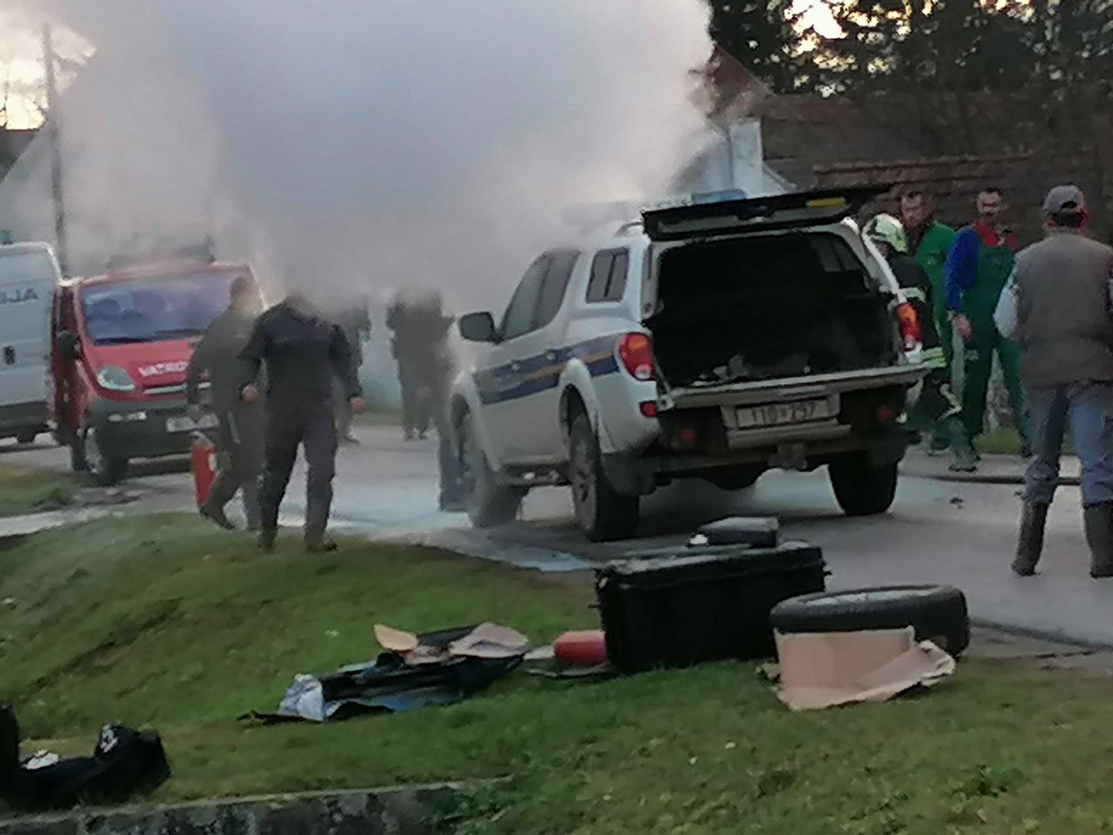 Policajci jurili po migrante pa im se usred vožnje zapalio auto