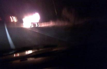 Mladom vozaču pred Senjom se zapalila i izgorila Vectra