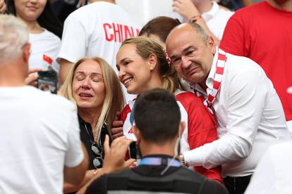 FOTO Emocije su proradile kad je Donna zagrila mamu i tatu. U zagrljaju je bila i Kolinda